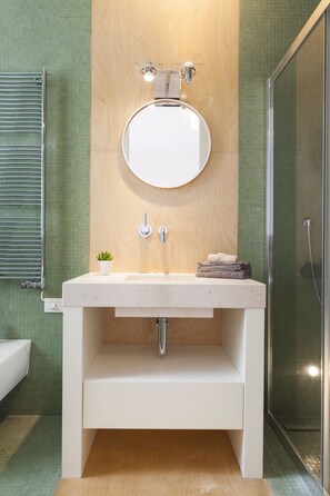 Apartamento, 2 quartos, cozinha (Location Address: via Pallavicino,31 ) | Banheiro | Chuveiro/banheira combinados, produtos de toalete de grife