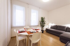 Appartement, 2 chambres, cuisine (Location Address: via Pallavicino,31 ) | Aire de séjour | Téléviseur à DEL