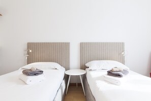 Apartment, 2 Schlafzimmer, Küche (Location Address: via Pallavicino,31 ) | Wohnzimmer