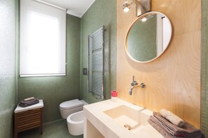 Departamento, 2 habitaciones, cocina (Location Address: via Pallavicino,31 ) | Baño | Tina con regadera, amenidades de baño de diseñador, secadora de cabello 