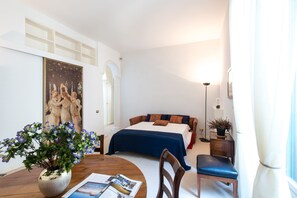 2 habitaciones, escritorio, tabla de planchar con plancha y wifi gratis 