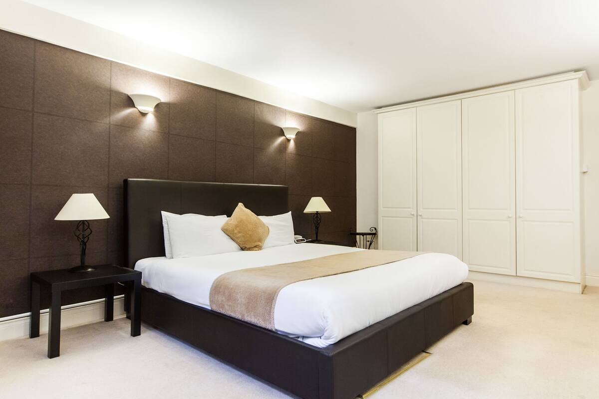 Apartamento standard, 1 quarto | Escrivaninha, ferros/tábuas de passar roupa, berços grátis