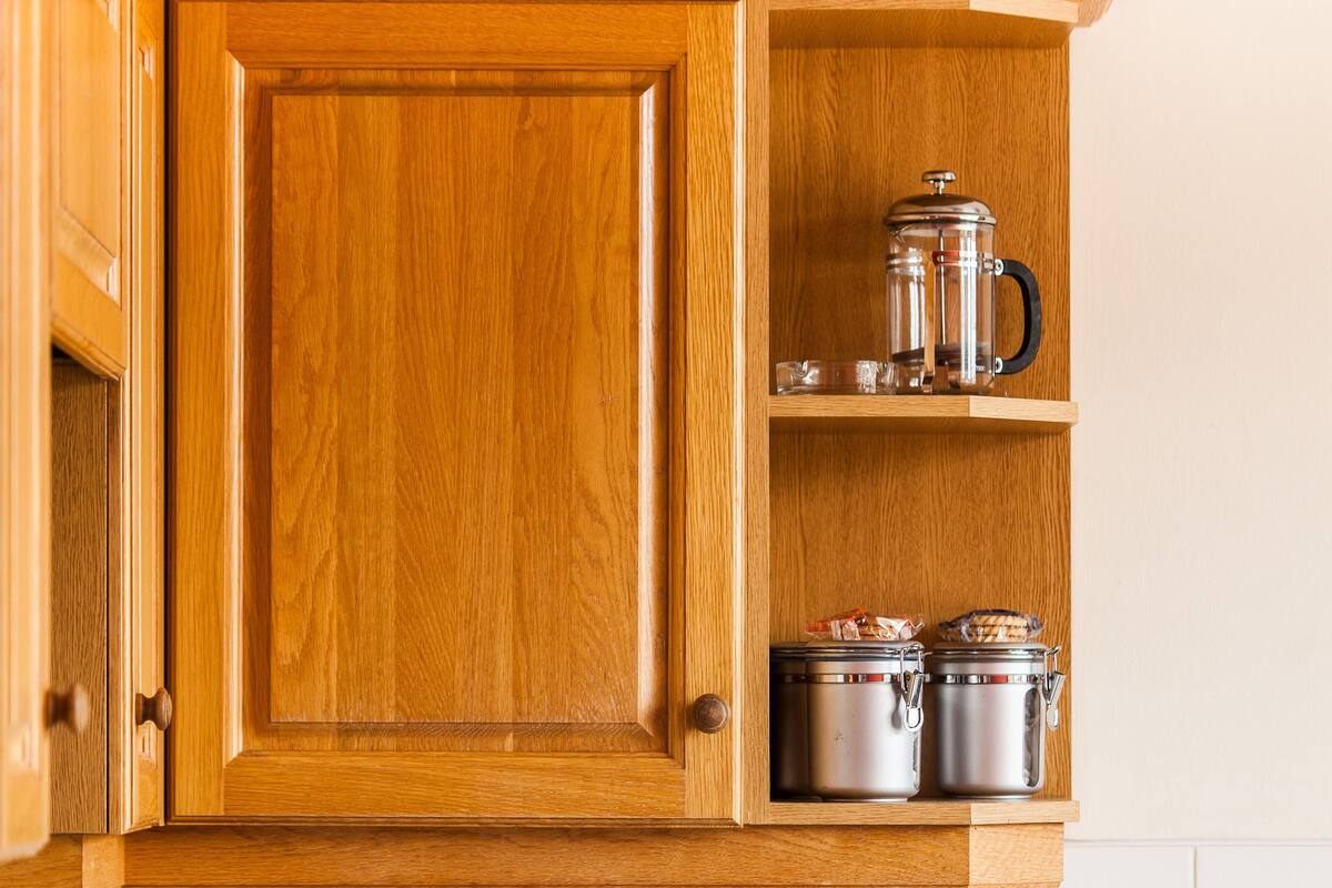 Cafeteira/chaleira, geladeira grande, micro-ondas, cooktop