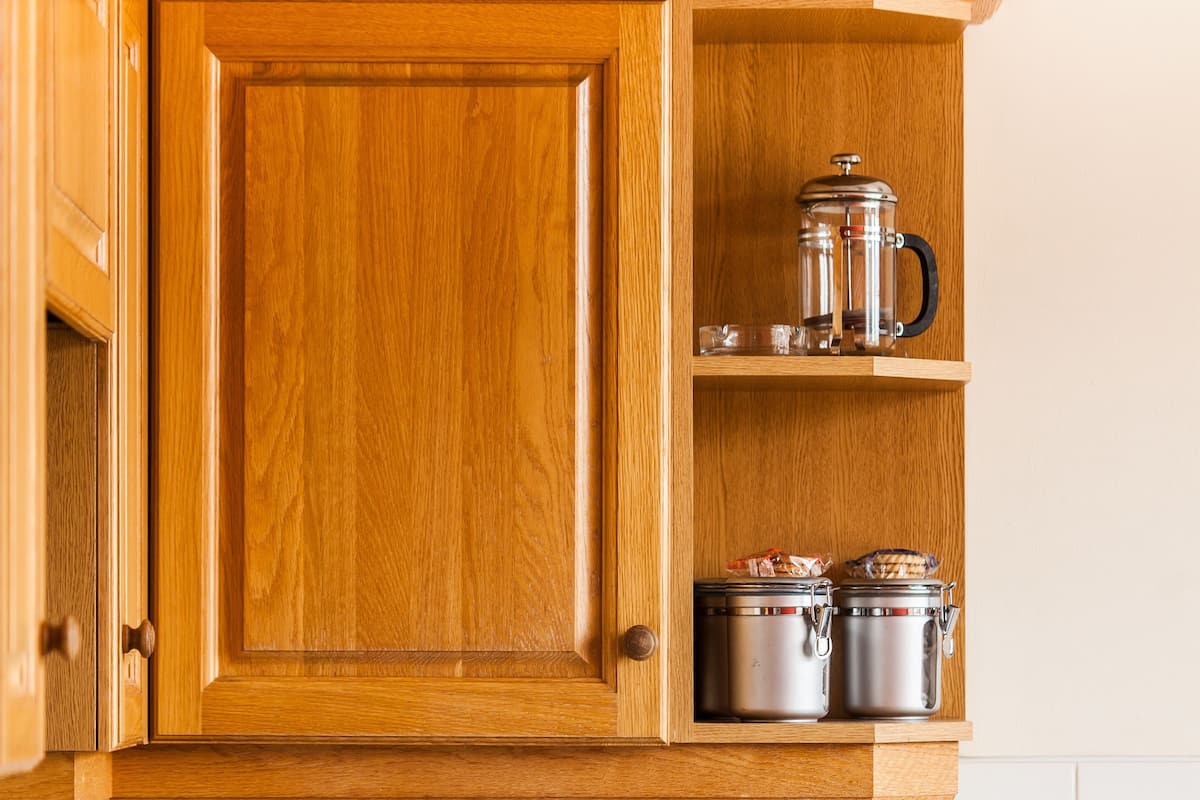 GroĂer KĂŒhlschrank, Mikrowelle, Herdplatte