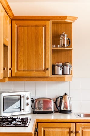 Full-size fridge, microwave, stovetop, coffee/tea maker - Park Lane City Apartments (London)