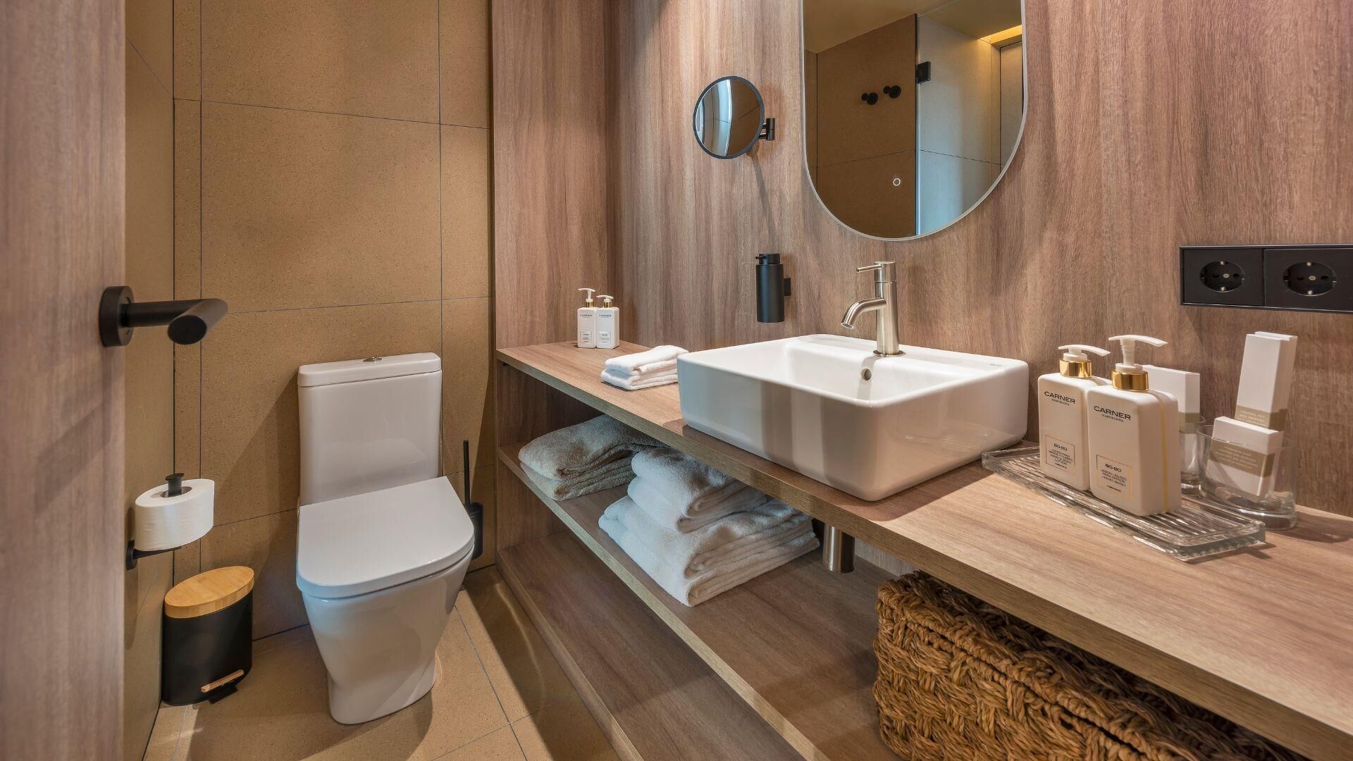 Bathroom | Combined shower/tub, free toiletries, hair dryer, towels