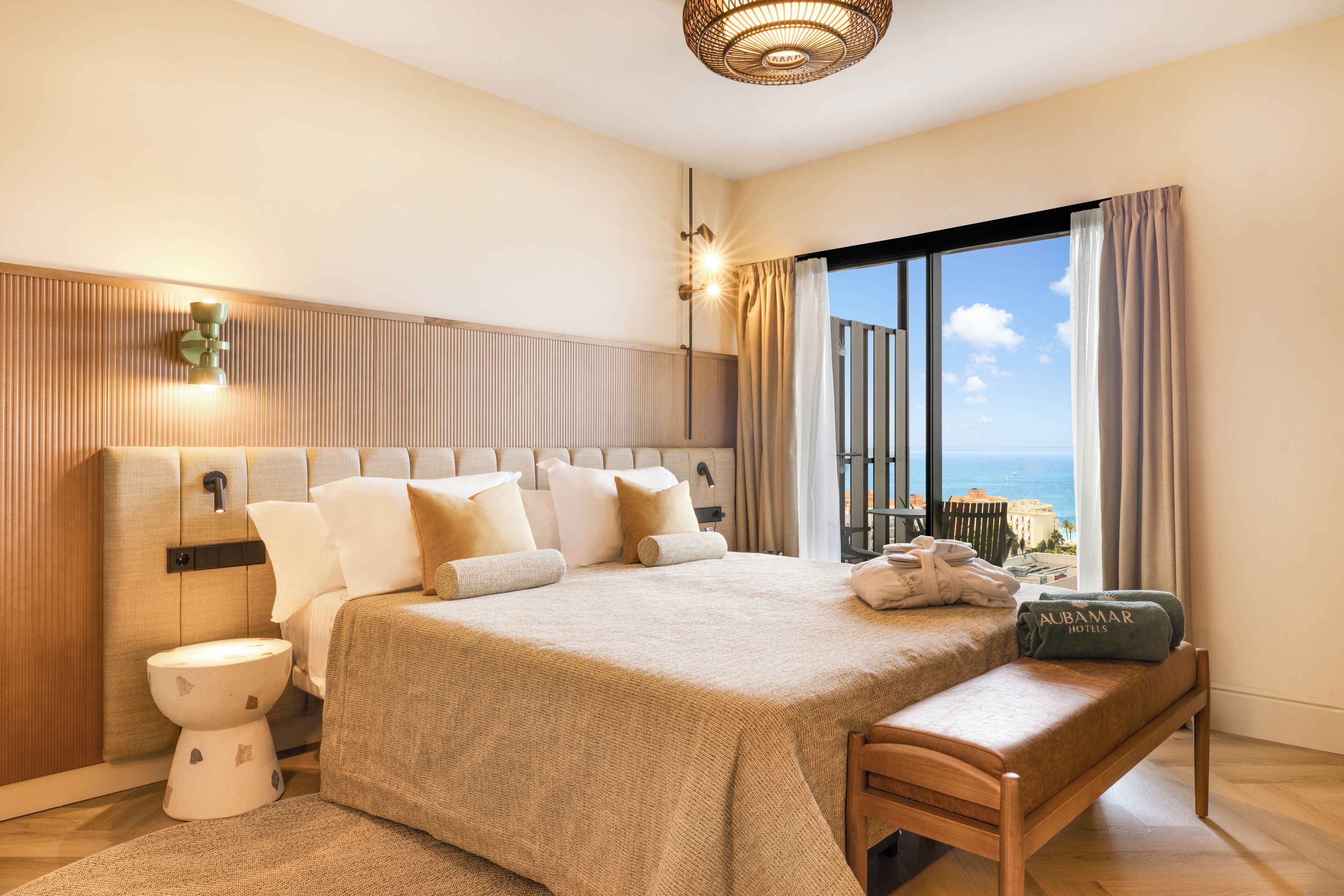 Minibar, escritorio, cortinas blackout y wifi gratis 