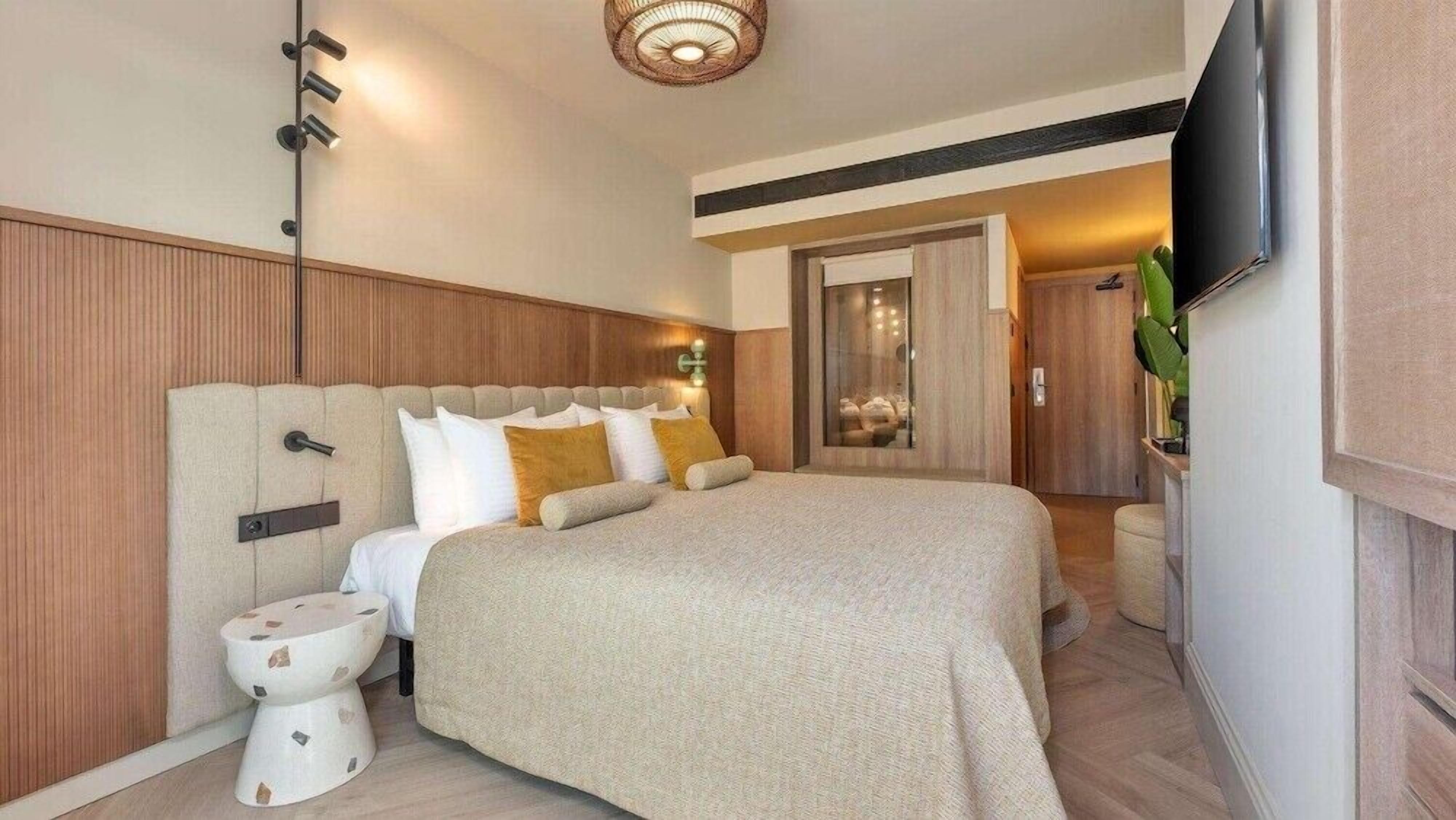 Minibar, desk, blackout drapes, free WiFi