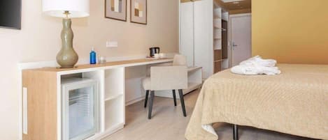 Minibar, una scrivania, tende oscuranti, Wi-Fi gratuito