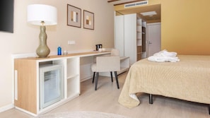 1 chambre, minibar, bureau, rideaux occultants