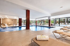 Una piscina techada, 2 piscinas al aire libre