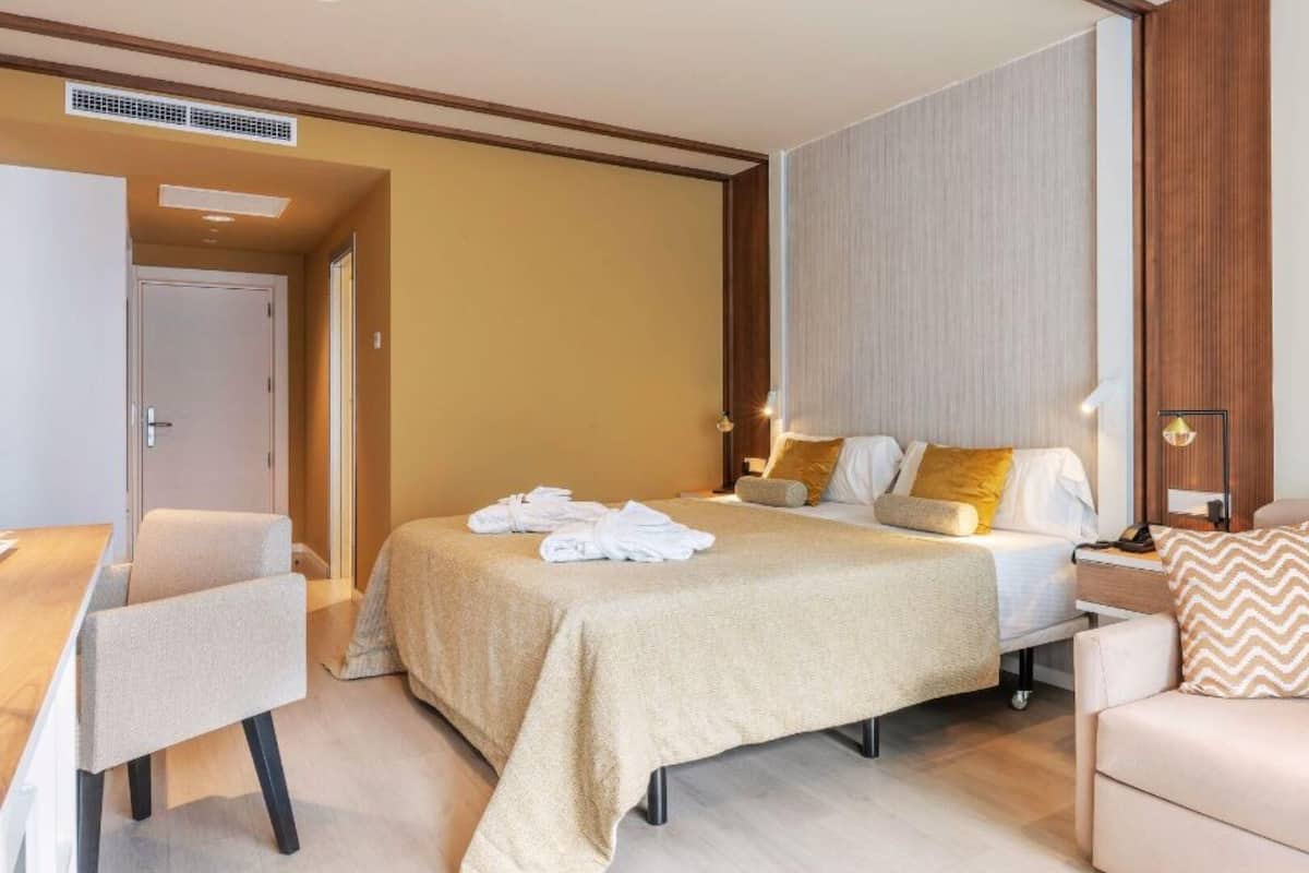 1 soveværelse, minibar, skrivebord, mørklægningsgardiner