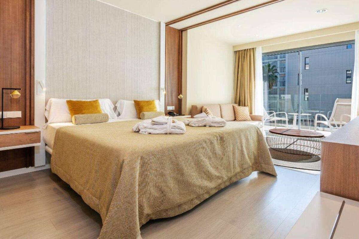 Minibar, una scrivania, tende oscuranti, Wi-Fi gratuito