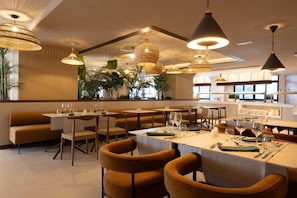 供应早餐、午餐和晚餐