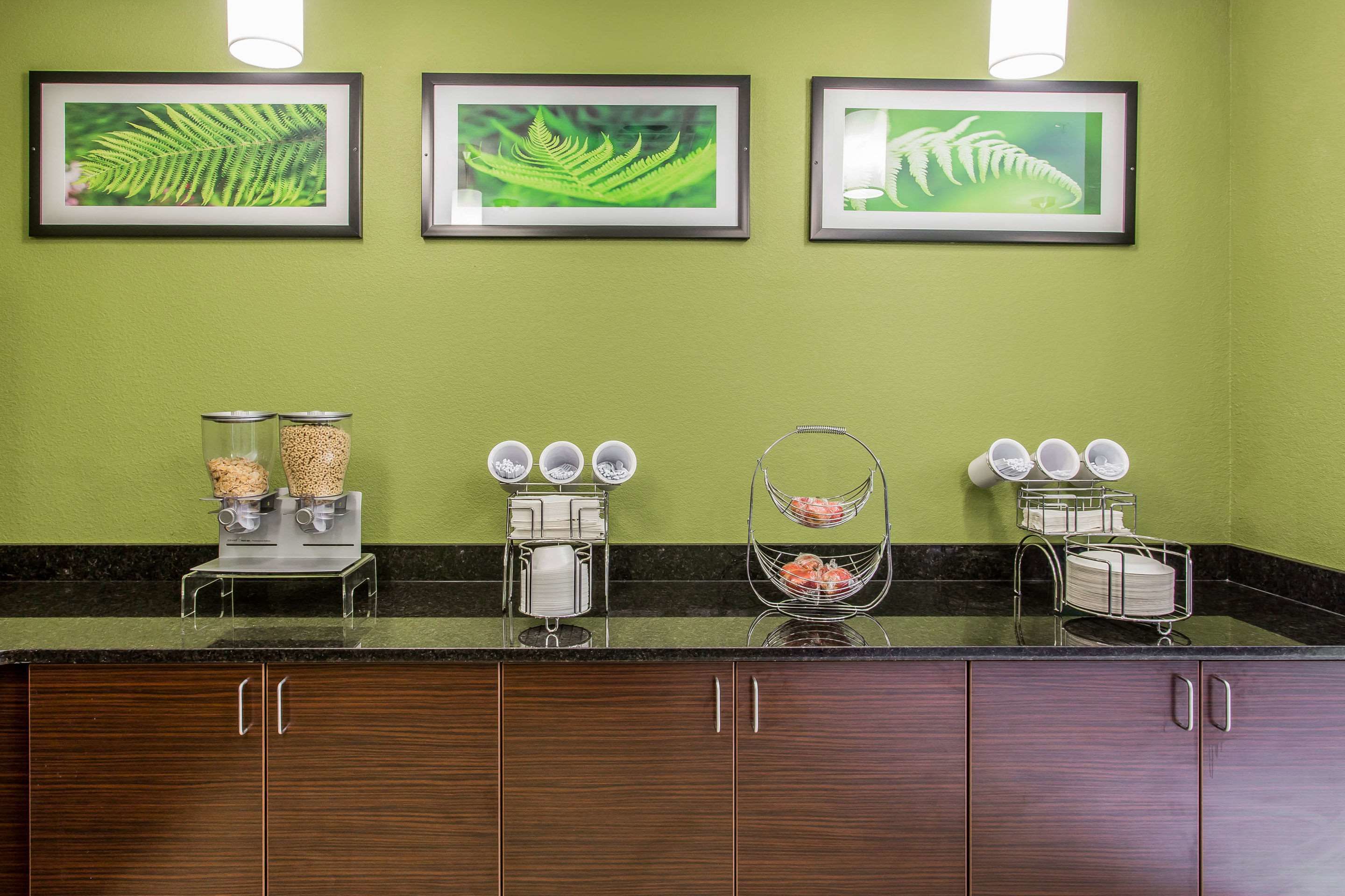 free daily full breakfast