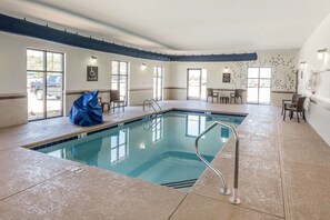 Indoor pool, pool loungers - Sleep Inn & Suites Dayton South (Dayton)