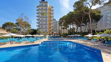 Seasonal outdoor pool, pool umbrellas