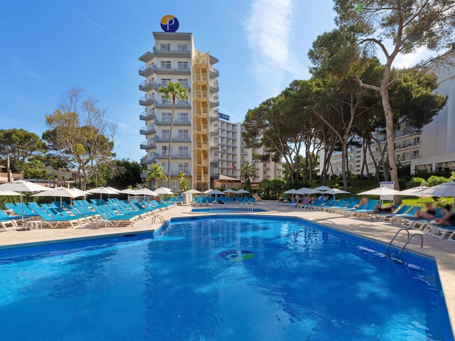 Een seizoensgebonden buitenzwembad en parasols bij het zwembad