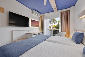 Habitación estándar doble, vistas a la piscina | Escritorio, cortinas opacas, wifi gratis y ropa de cama