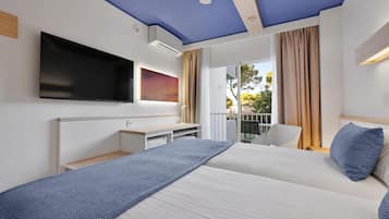 Escritorio, cortinas opacas, wifi gratis y ropa de cama