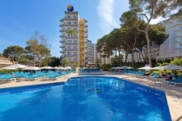 Seasonal outdoor pool, pool umbrellas
