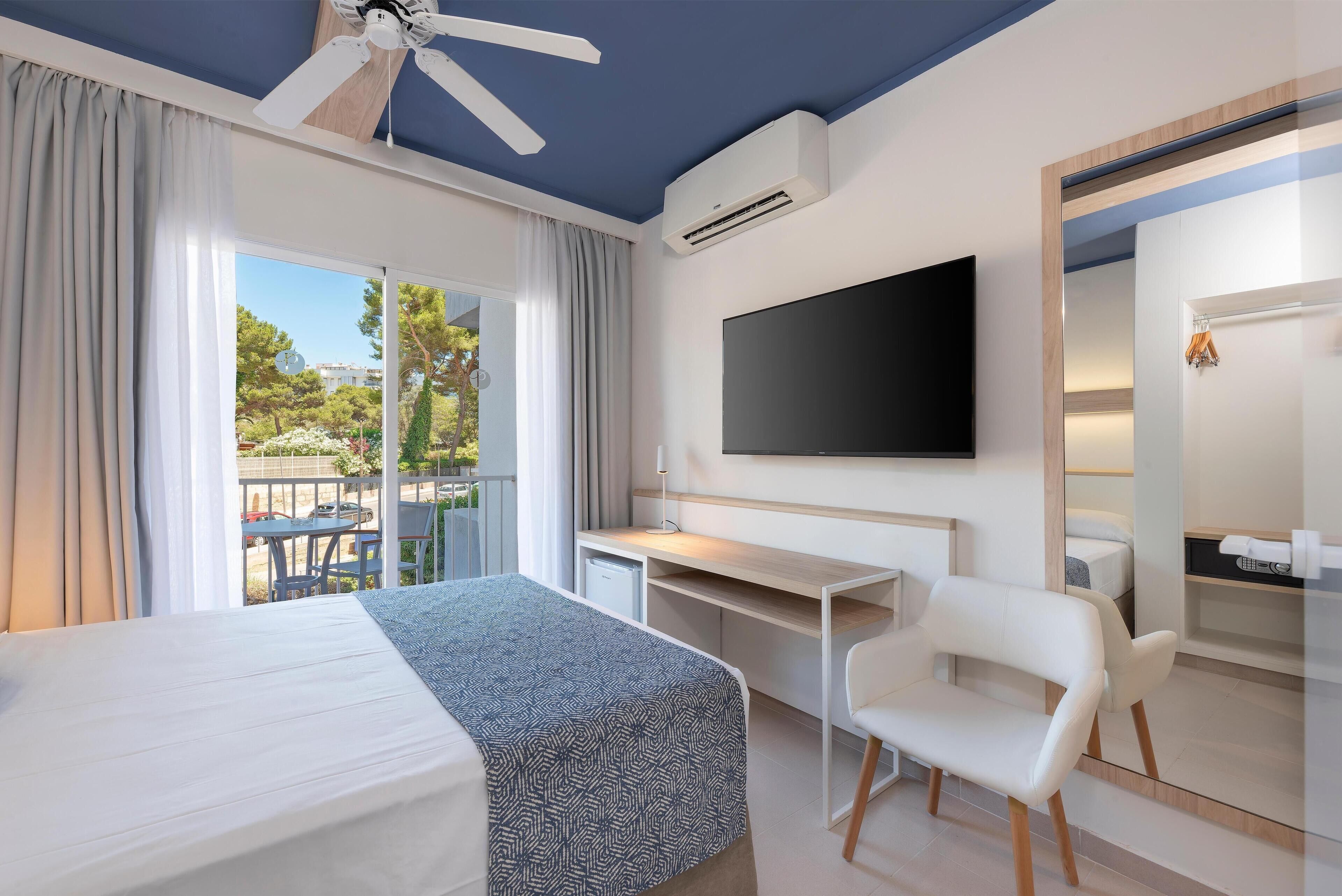 Single Room | Desk, blackout curtains, free WiFi, bed sheets