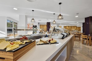 Petit déjeuner, déjeuner et dîner servis sur place