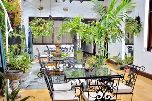 Outdoor dining - Hotel Boutique Portón de Granada (Cali)