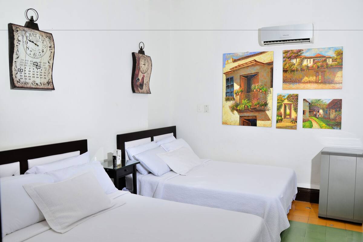 Habitación Deluxe doble, 1 cama doble | 1 dormitorio, ropa de cama de alta calidad, caja fuerte