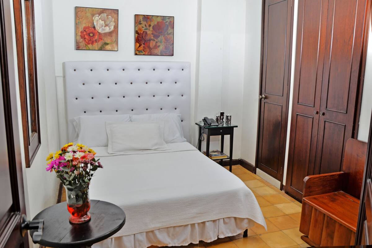 Habitación individual | 1 dormitorio, ropa de cama de alta calidad, caja fuerte