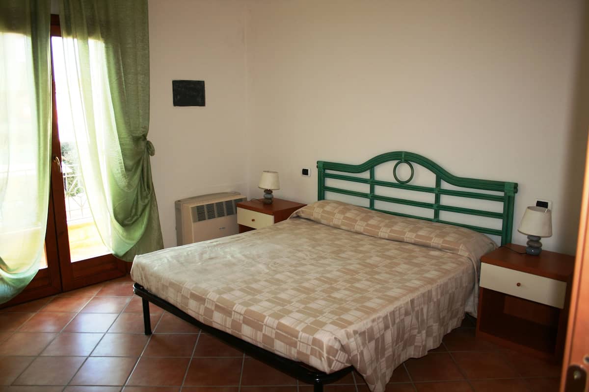 1 bedroom, cots/infant beds, bed sheets