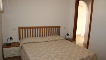 1 bedroom, cribs/infant beds, bed sheets