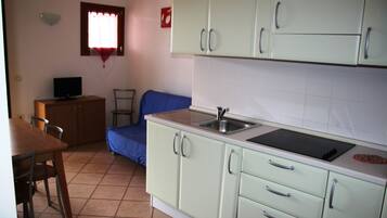 Full-size fridge, oven, stovetop, electric kettle