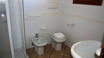 Shower, free toiletries, hair dryer, bidet