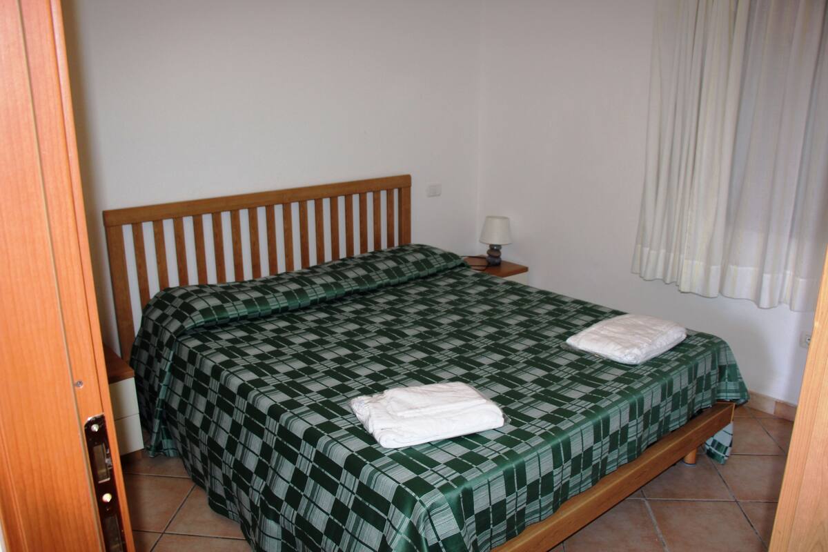 1 chambre, lits bébé (en supplément), draps fournis