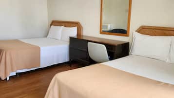 Kamer, 2 tweepersoonsbedden, niet-roken | Verduisterende gordijnen, gratis wifi, beddengoed