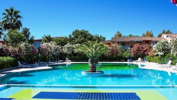 Piscina stagionale all'aperto, lettini