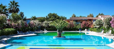 Seasonal outdoor pool, sun loungers