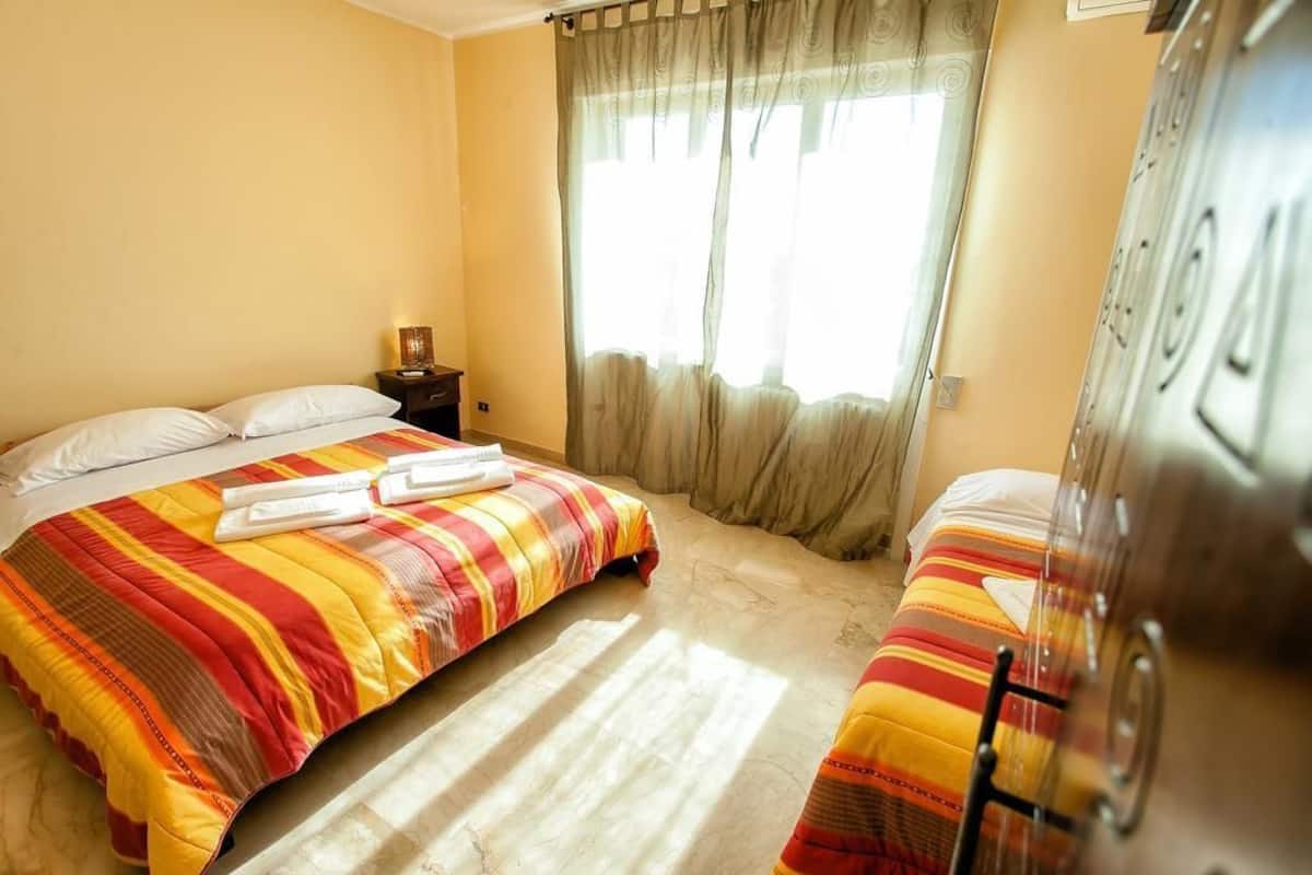 Comfort Room | Desk, free WiFi