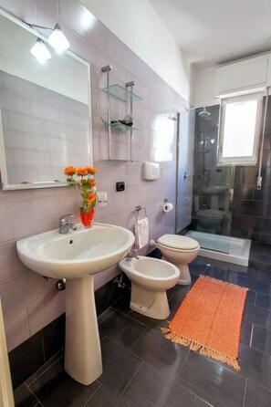 Articles de toilette gratuits, sèche-cheveux, peignoirs