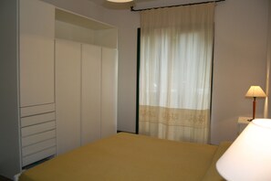 Cribs/infant beds, rollaway beds, bed sheets