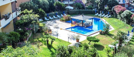 Een seizoensgebonden buitenzwembad en parasols bij het zwembad