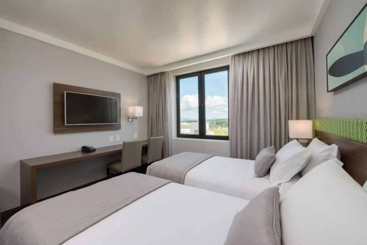 Brankas, meja kerja, kedap suara, dan Wi-Fi gratis