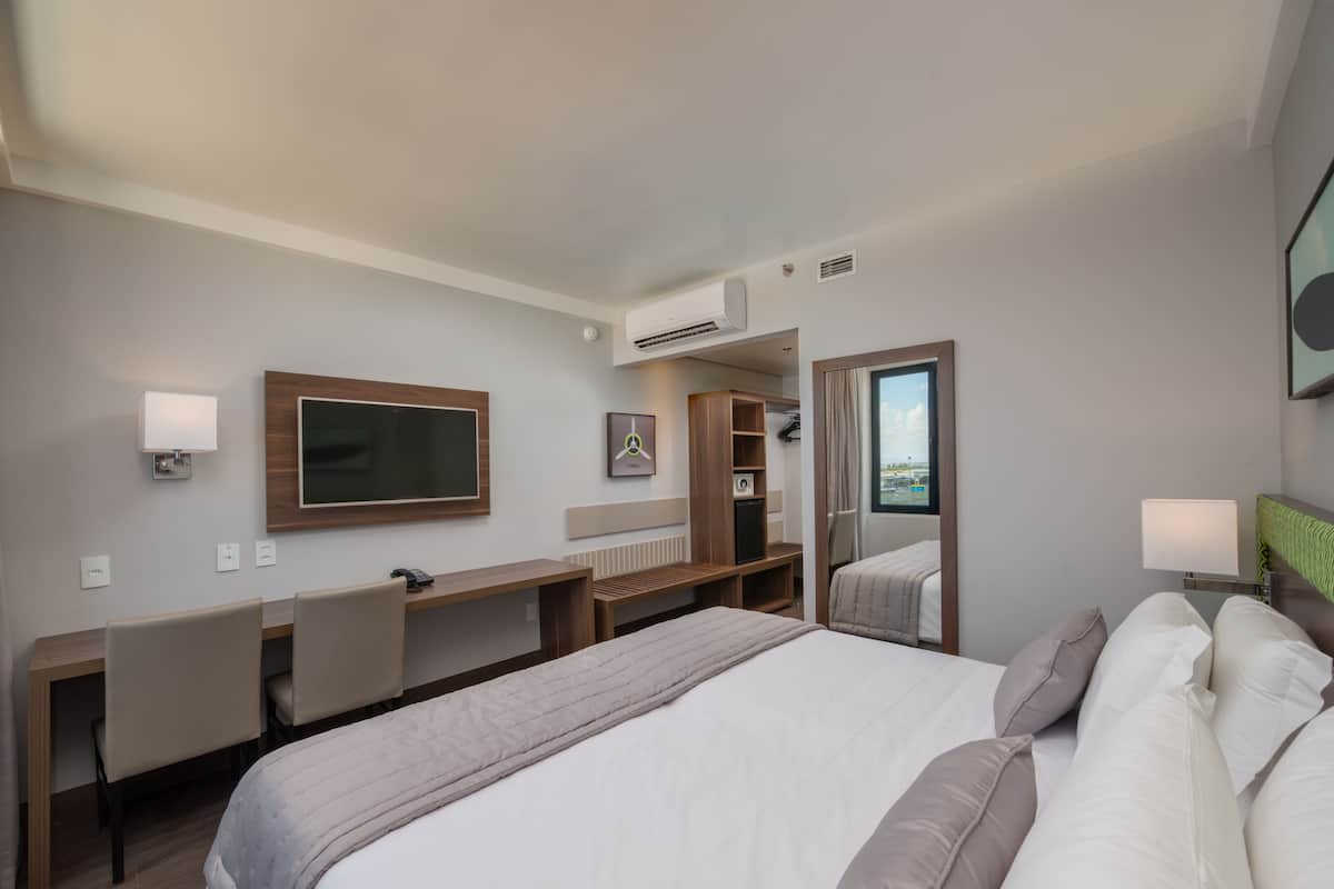 Odada kasa, masa, ses yalıtımı, ücretsiz kablosuz İnternet