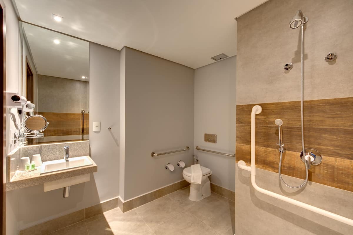 Superior Tek Büyük Yataklı Oda, Engellilere Uygun | Banyo | Duş, ücretsiz banyo/kozmetik ürünleri, saç kurutma makinesi, havlu