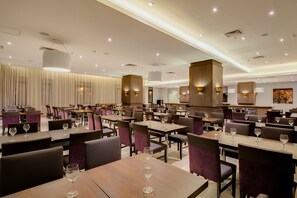 Breakfast, lunch and dinner served - Linx Confins by Wish (Confins)