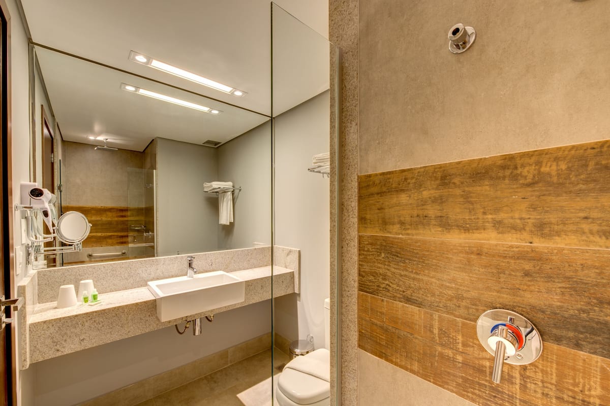 Standard İki Ayrı Yataklı Oda, 2 Tek Kişilik Yatak | Banyo | Duş, ücretsiz banyo/kozmetik ürünleri, saç kurutma makinesi, havlu