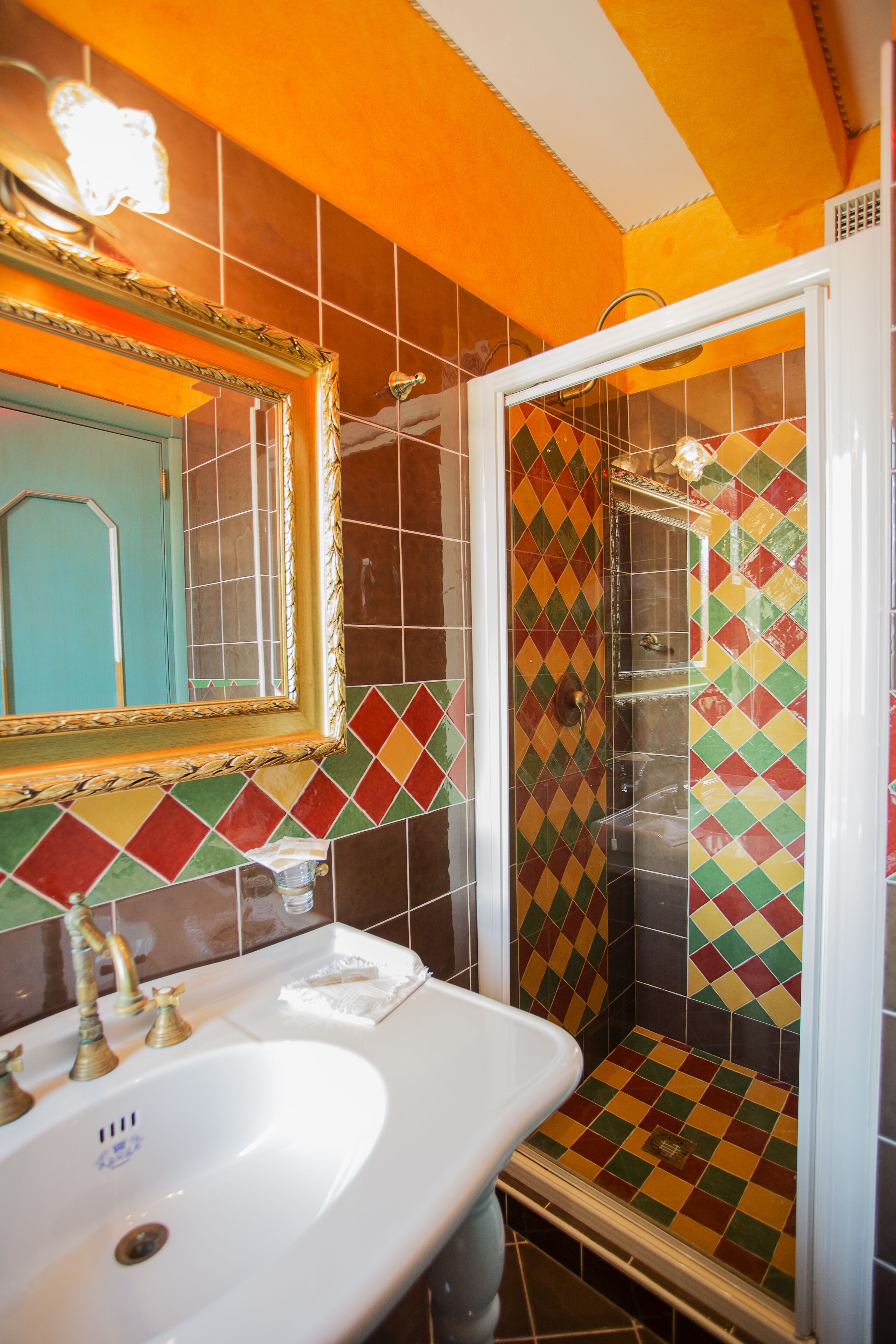 Chambre Double | Salle de bain | Douche, articles de toilette gratuits, sèche-cheveux, peignoirs