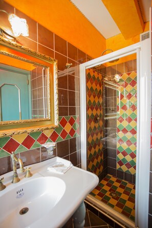 Habitación doble | Baño | Ducha, artículos de higiene personal gratuitos y secador de pelo