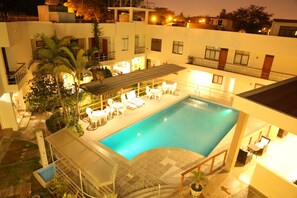 Outdoor pool, pool umbrellas, sun loungers - Belle Sand Hotel (Ica)